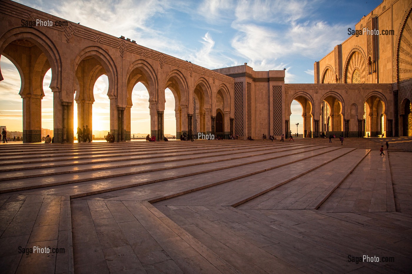 ESPLANADE DE LA MOSQUEE HASSAN II ERIGEE EN PARTIE SUR LA MER DANS LA TRADITION ARABO-ANDALOUSE, CASABLANCA, MAROC, AFRIQUE 