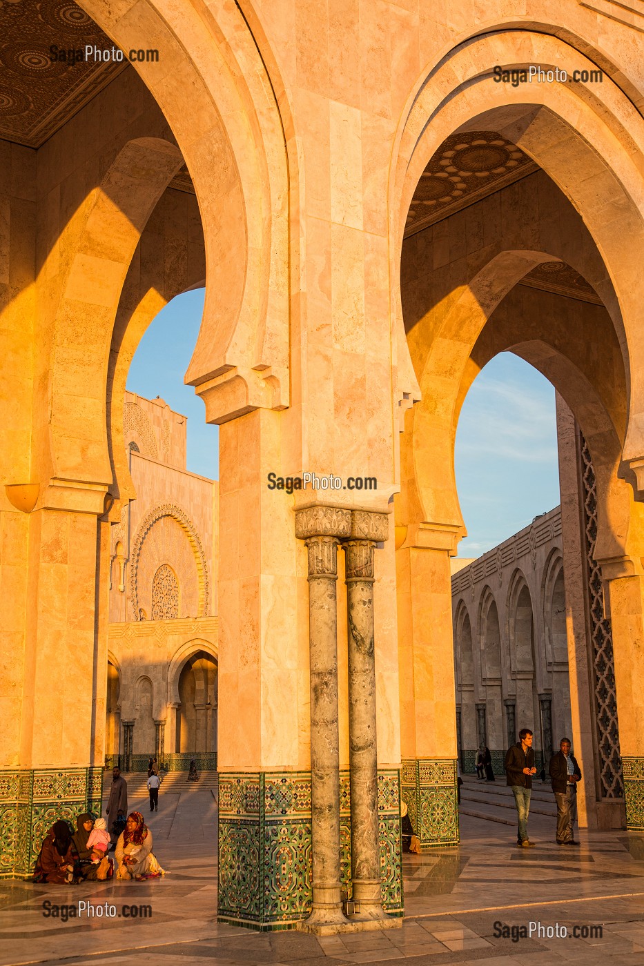 ESPLANADE DE LA MOSQUEE HASSAN II ERIGEE EN PARTIE SUR LA MER DANS LA TRADITION ARABO-ANDALOUSE, CASABLANCA, MAROC, AFRIQUE 