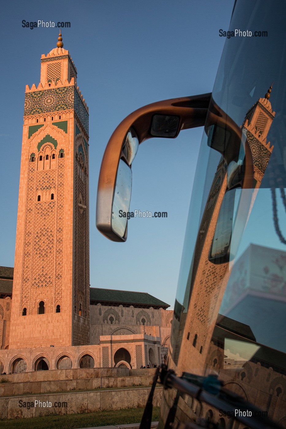 BUS DE TOURISTES DEVANT LA MOSQUEE HASSAN II ERIGEE EN PARTIE SUR LA MER DANS LA TRADITION ARABO-ANDALOUSE, CASABLANCA, MAROC, AFRIQUE 