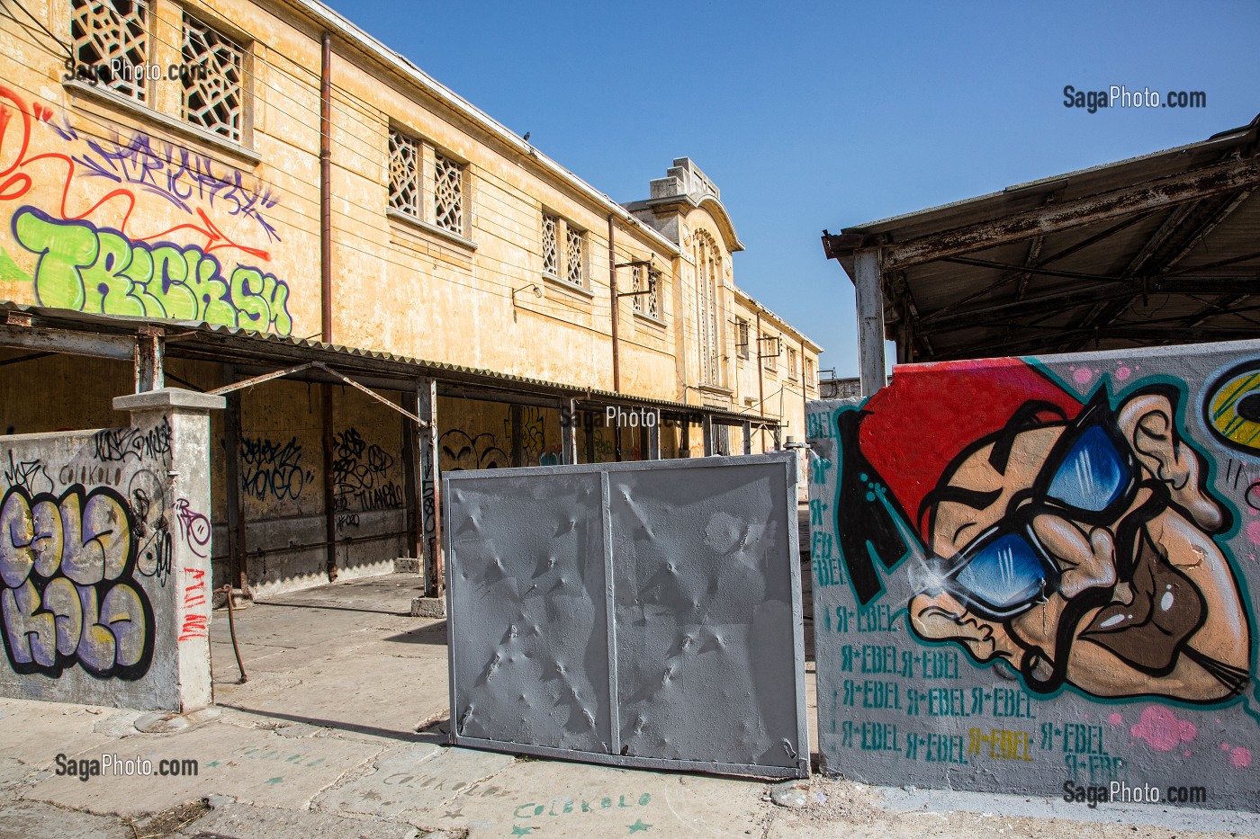 ARCHITECTURE ET GRAFFITIS DES ANCIENS ABATTOIRS, ARCHITECTURE EN BETON ARME, HERITAGE DU MARECHAL LYAUTEY, CASABLANCA, MAROC, AFRIQUE 