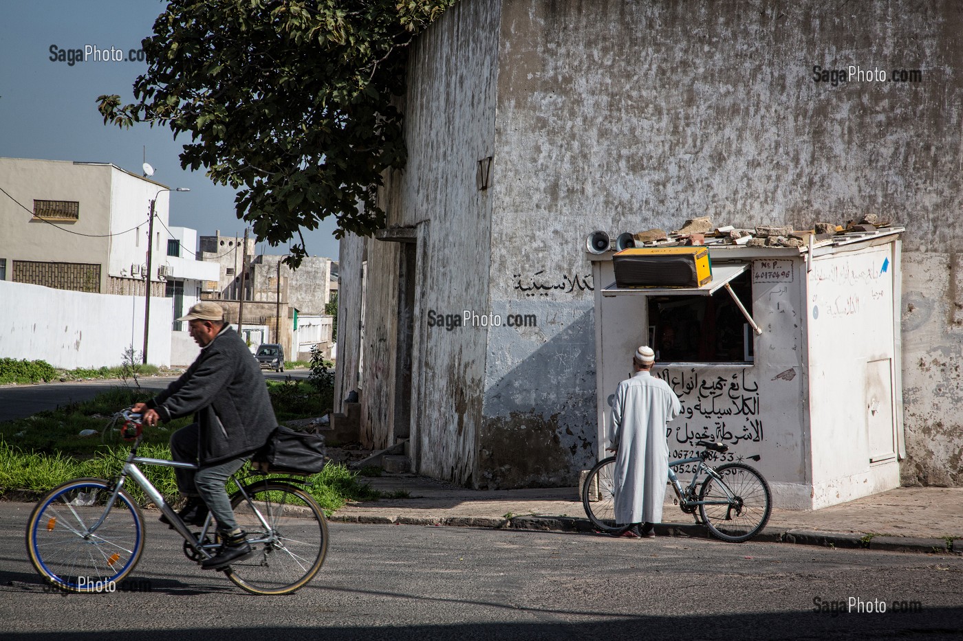 HOMMES A VELO, SCENE DE RUE DANS LE DANS LE QUARTIER DES ANCIENS ABATTOIRS DE CASABLANCA, MAROC, AFRIQUE 