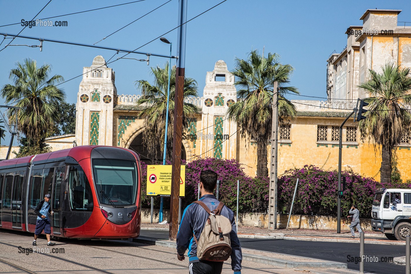 NOUVEAU TRAMWAY PASSANT DEVANT LES ANCIENS ABATTOIRS DE CASABLANCA, AMENAGEMENT DU QUARTIER, CASABLANCA, MAROC, AFRIQUE 