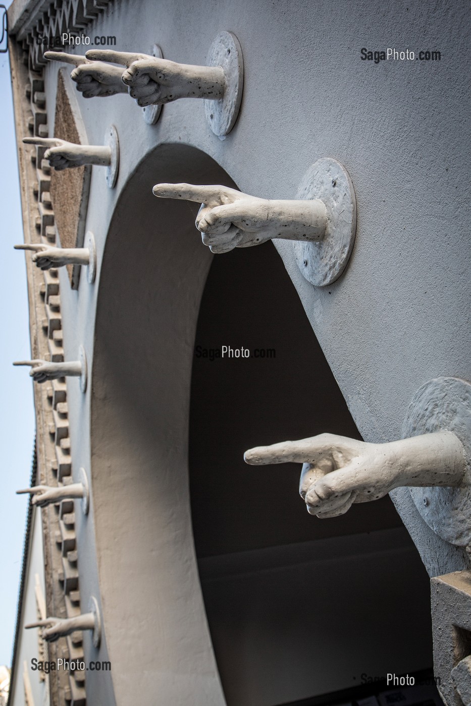 DETAIL DES MAINS QUI POINTENT DU DOIGT (INDEX), ENTREE DE L'INSTITUT FRANCAIS DE RABAT, MAROC, AFRIQUE 