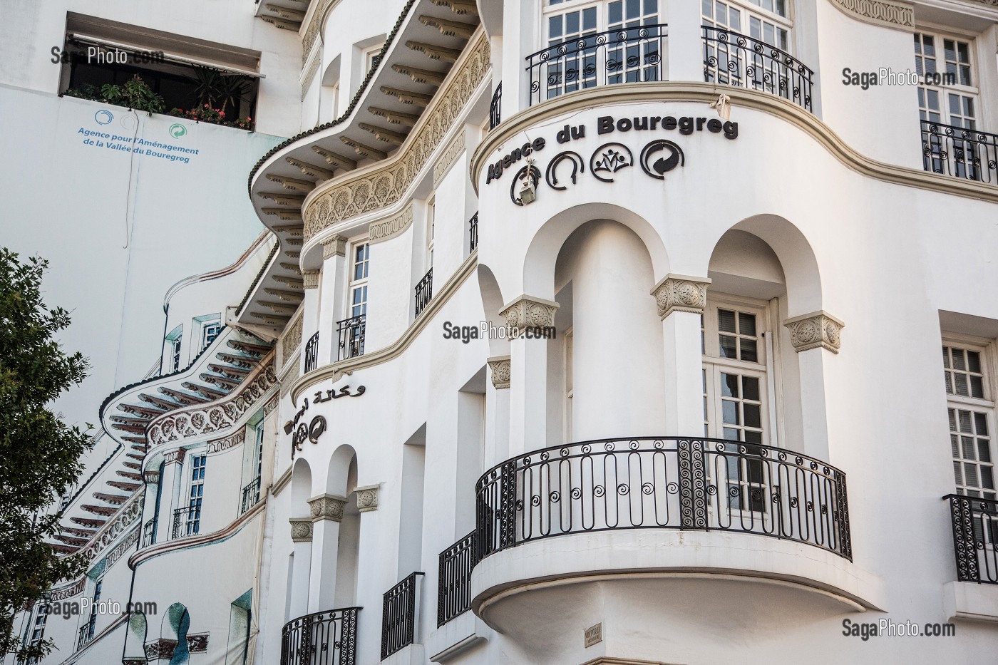 TROMPE-L'OEIL PEINT SUR UN IMMEUBLE, EN PROLONGEMENT D'UNE ARCHITECTURE ART DECO, AVENUE PATRICE LUMUMBA, RABAT, MAROC, AFRIQUE 