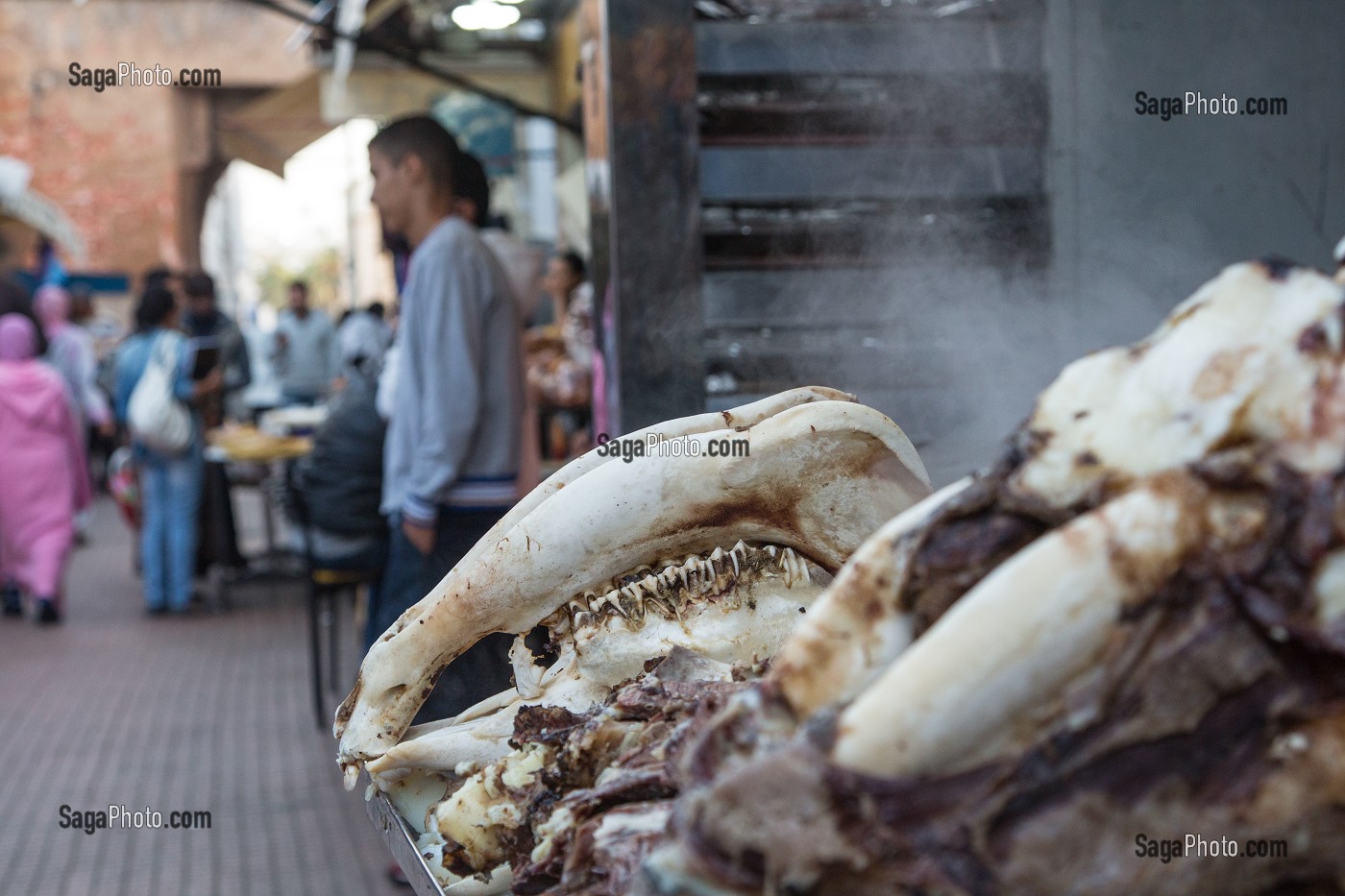 CRANES DE MOUTONS DEVANT UNE BOUCHERIE TRADITIONNELLE, SOUK DE LA VIEILLE MEDINA, RABAT, MAROC, AFRIQUE 