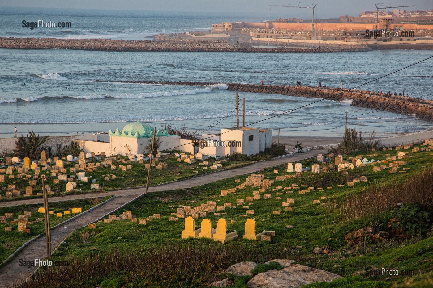 CIMETIERE MUSULMAN CHOUHADA (AS SHOUHADA) SITUE ENTRE LA KASBAH DES OUDAYAS ET LA MER, ET LA VILLE DE SALE EN ARRIERE-PLAN, RABAT, MAROC, AFRIQUE 