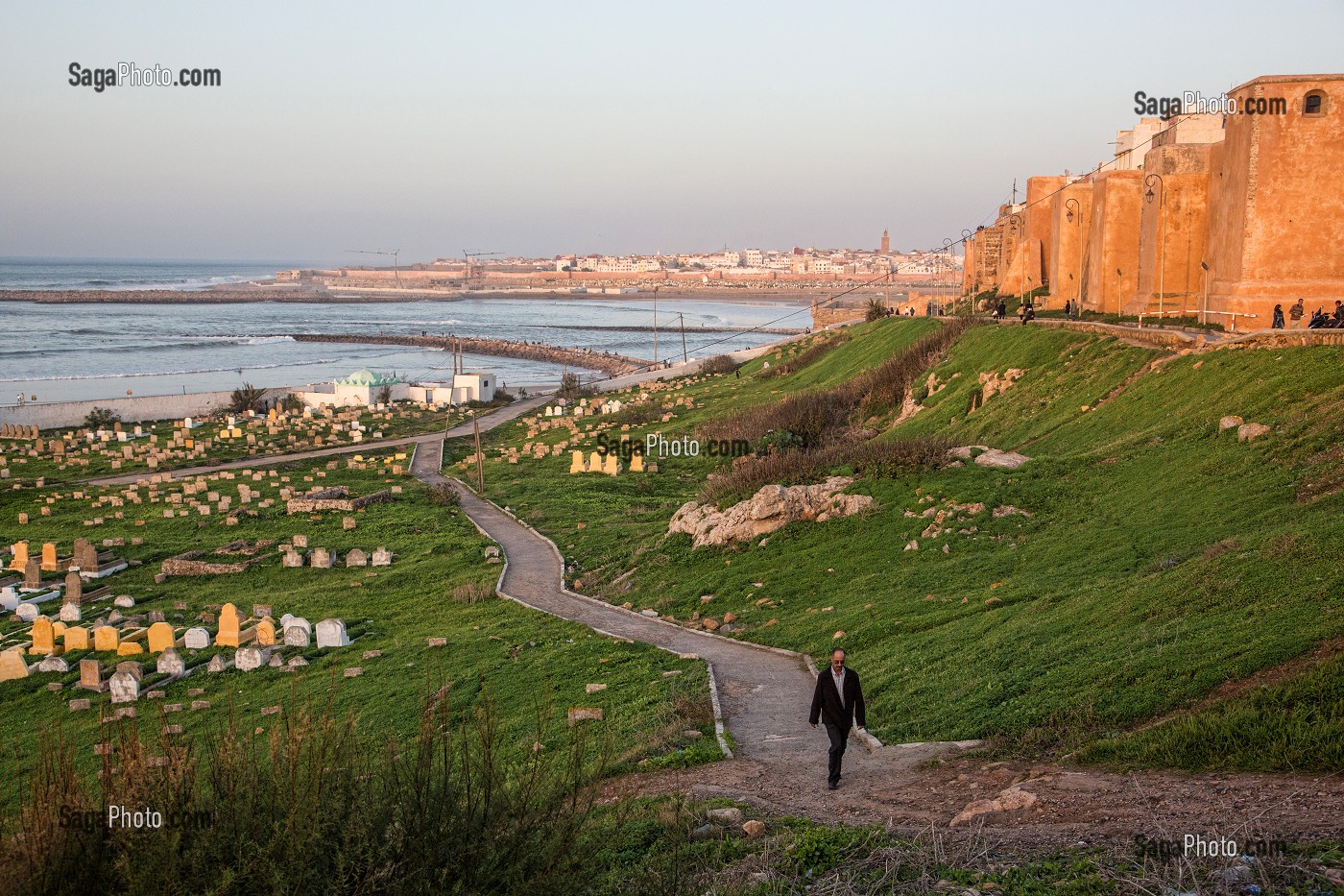 CIMETIERE MUSULMAN CHOUHADA (AS SHOUHADA) SITUE ENTRE LA KASBAH DES OUDAYAS ET LA MER, ET LA VILLE DE SALE EN ARRIERE-PLAN, RABAT, MAROC, AFRIQUE 