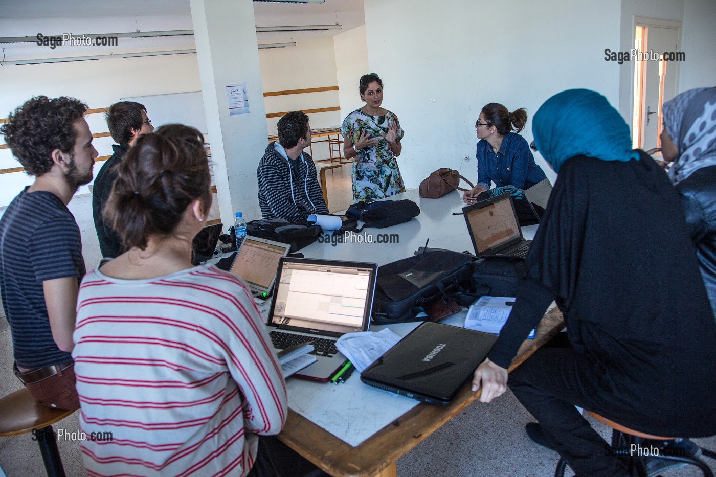 ESTELLE FORGET AVEC UN GROUPE D'ETUDIANTS PARTICIPANT A LA TROISIEME EDITION DU CONCOURS ERGAPOLIS, ECOLE NATIONALE D'ARCHITECTURE (ENA) DE RABAT, MAROC, AFRIQUE 