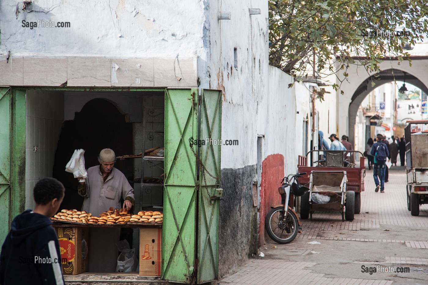 BOULANGER TRADITIONNEL DANS LA MEDINA, RABAT, MAROC, AFRIQUE 