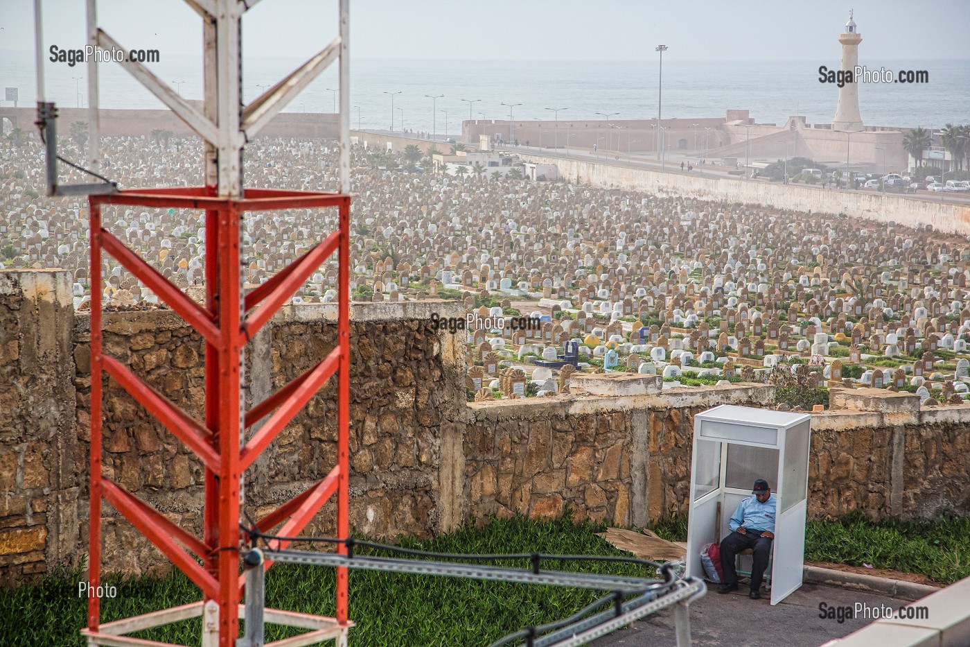 GARDIEN ENDORMI DEVANT LE CIMETIERE MUSULMAN CHOUHADA (AS SHOUHADA) SITUE ENTRE LA KASBAH DES OUDAYAS ET LA MER, RABAT, MAROC, AFRIQUE 