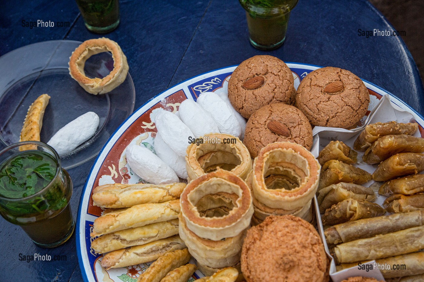 PATISSERIES TRADITIONNELLES ET THE A LA MENTHE, RABAT, MAROC, AFRIQUE 