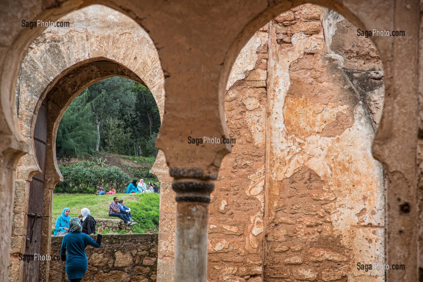 PROMENADE TRADITIONNELLE DES HABITANTS DE LA VILLE, LE WEEK-END, DANS LA NECROPOLE DE CHELLAH SITUEE SUR L'ANCIENNE CITE ROMAINE DE SALE, RABAT, MAROC, AFRIQUE 