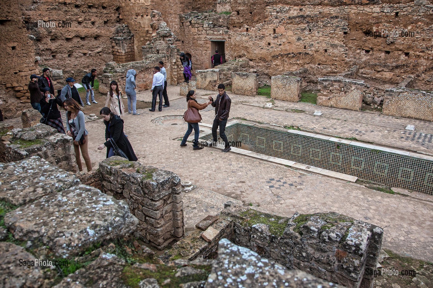 PROMENADE TRADITIONNELLE DES HABITANTS DE LA VILLE, LE WEEK-END, DANS LA NECROPOLE DE CHELLAH SITUEE SUR L'ANCIENNE CITE ROMAINE DE SALE, RABAT, MAROC, AFRIQUE 