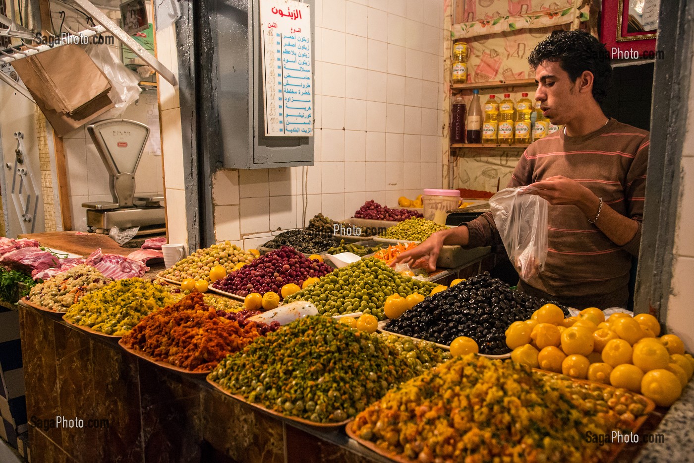 VENDEUR D'OLIVES DANS SON ECHOPPE, SOUK DE LA VIEILLE MEDINA, RABAT, MAROC, AFRIQUE 