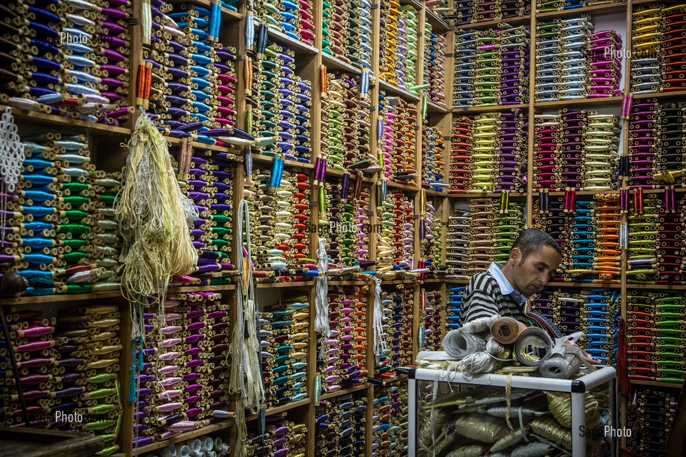 VENDEUR DE FILS ET ETOFFES, ECHOPPE DU SOUK DE LA VIEILLE MEDINA, RABAT, MAROC, AFRIQUE 