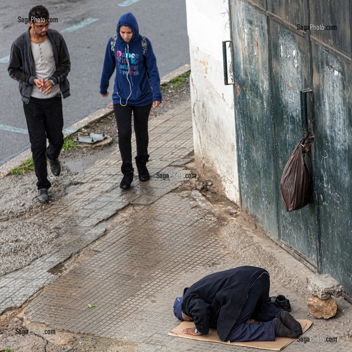 PRIERE DANS UNE RUE DE LA VILLE, RABAT, MAROC, AFRIQUE 