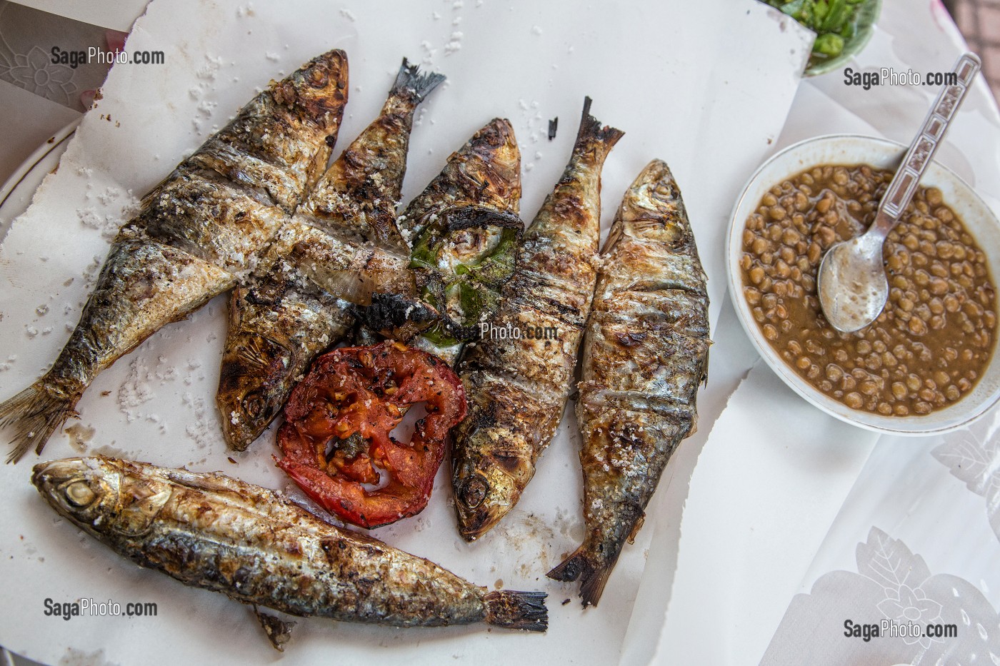 SARDINES GRILLEES ET LENTILLES, PLAT TRADITIONNEL DE LA MEDINA, RABAT, MAROC, AFRIQUE 