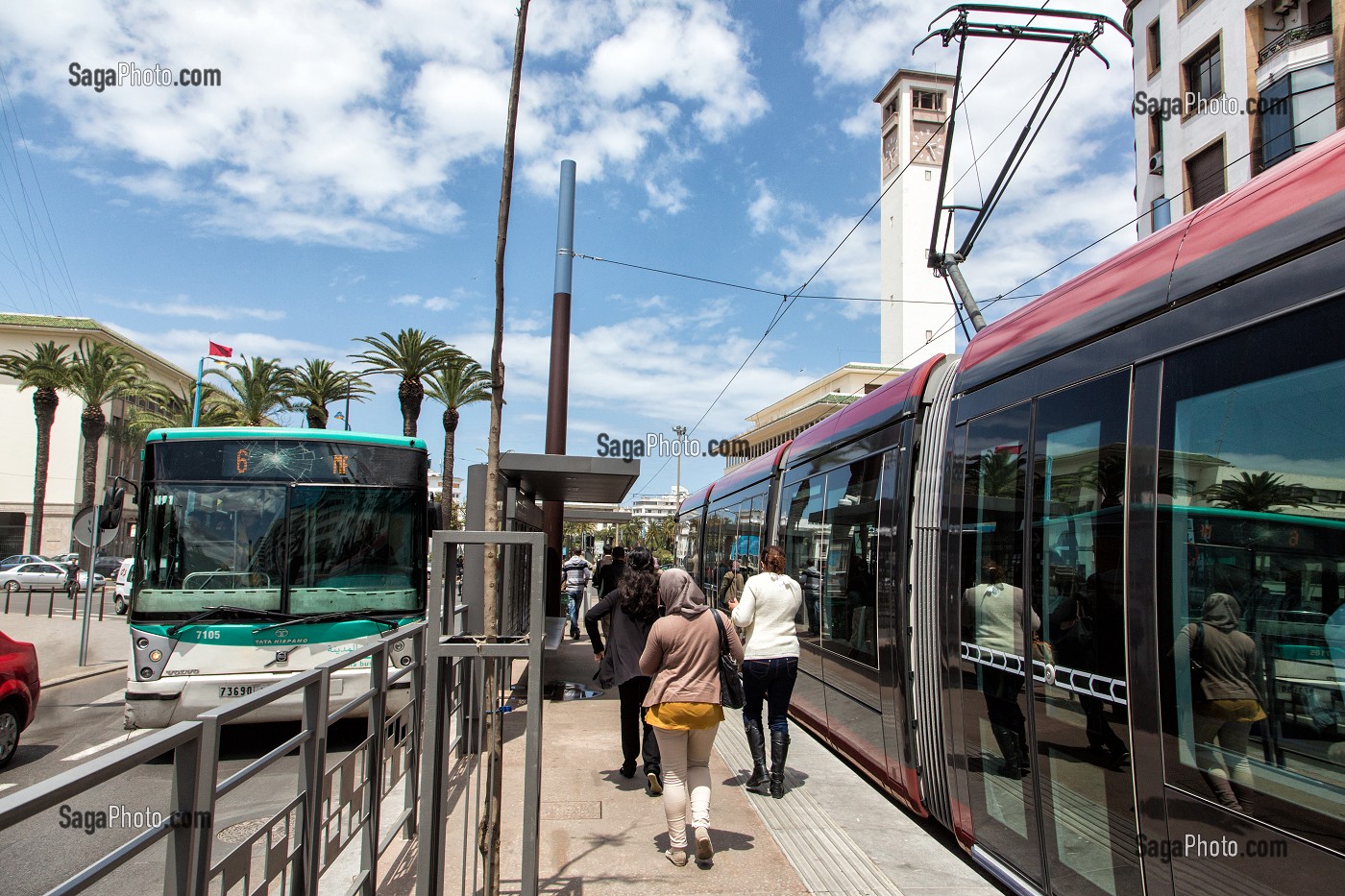 STATION DE TRAMWAY DE LA PLACE MOHAMED V ET BUS, CASABLANCA, MAROC 