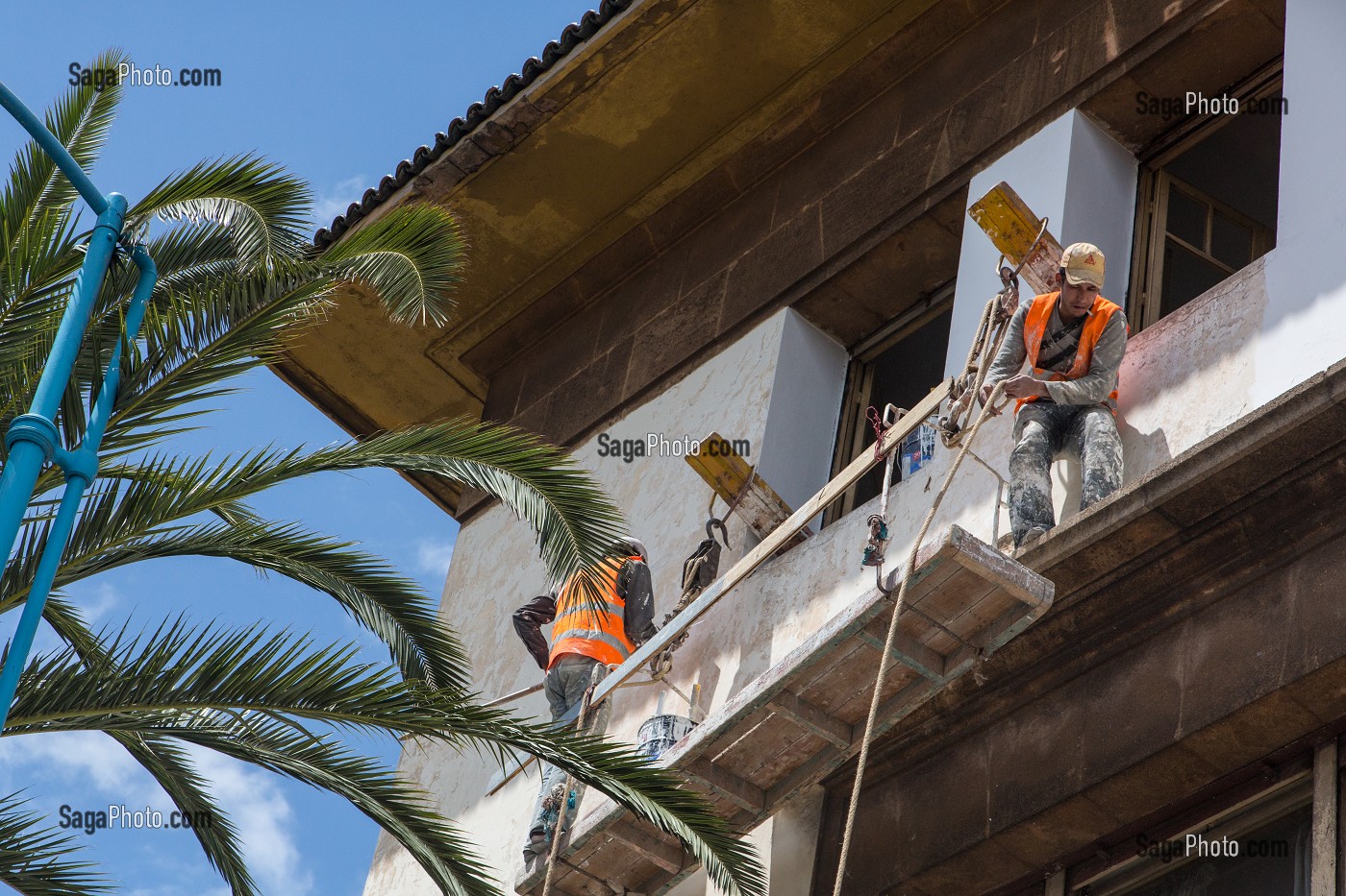 OUVRIERS MAROCAINS SUR UN CHANTIER DE RESTAURATION D'UN BATIMENT, BOULEVARD RACHIDI, CASABLANCA, MAROC 