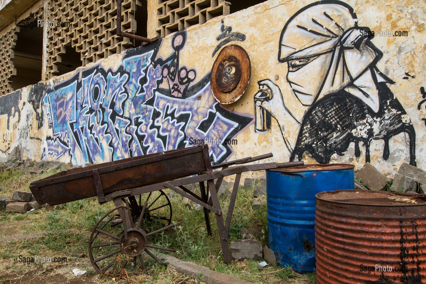 TAGS SUR LES MURS DU SITE DES ANCIENS ABATTOIRS DE CASABLANCA, ARCHITECTURE EN BETON ARME, HERITAGE DU MARECHAL LYAUTEY, MAROC 