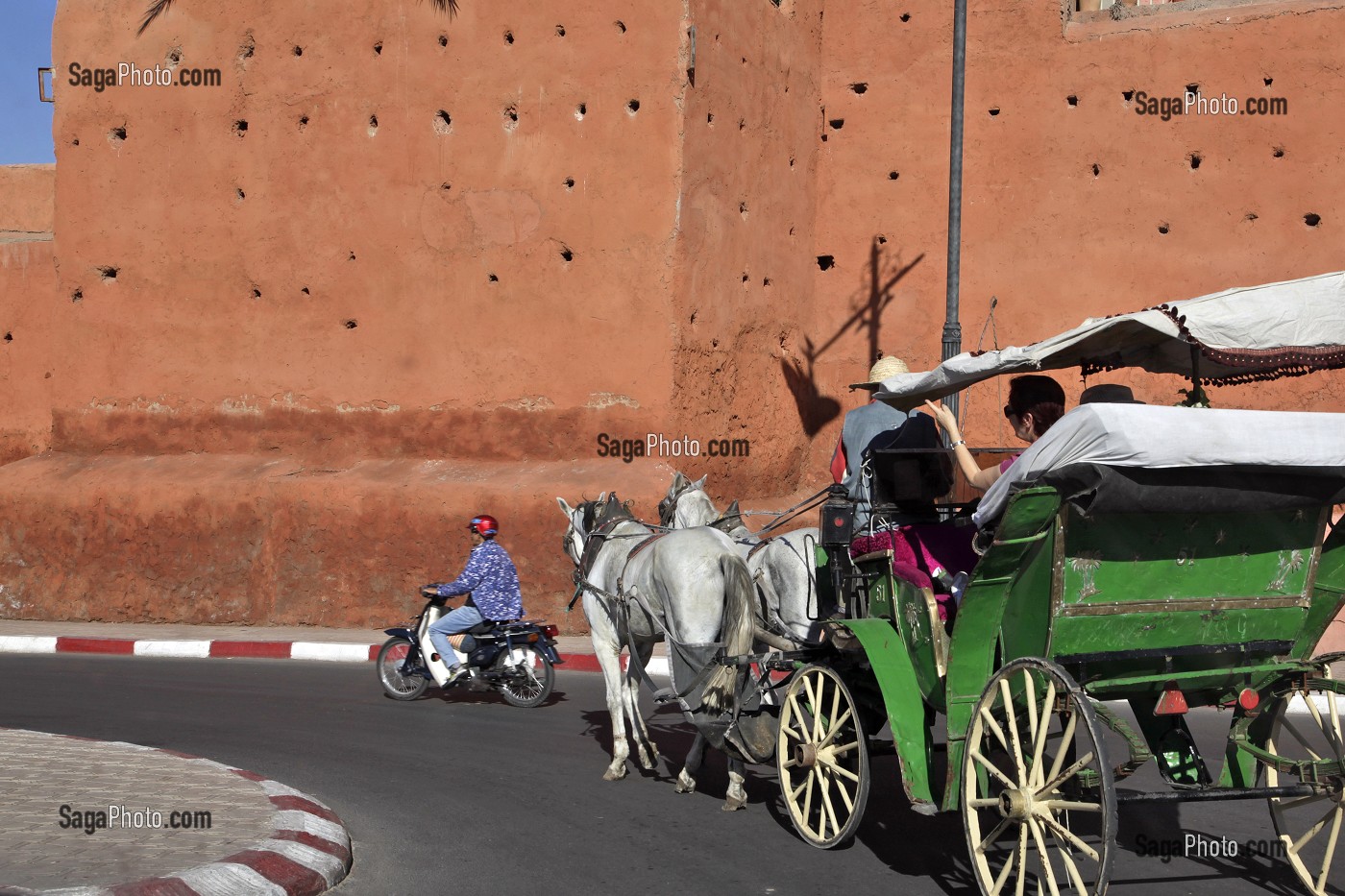 VISITE TOURISTIQUE DE LA VILLE EN CALECHE, DEVANT LES FORTIFICATIONS DE LA MEDINA, MARRAKECH, MAROC 