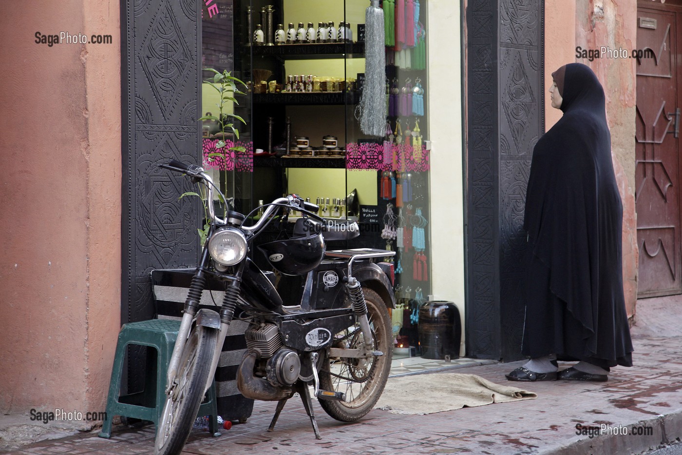 FEMME VOILEE VETUE D'UN JILBAB NOIR DEVANT UN MAGASIN DE COSMETIQUES, MEDINA DE MARRAKECH, MAROC 