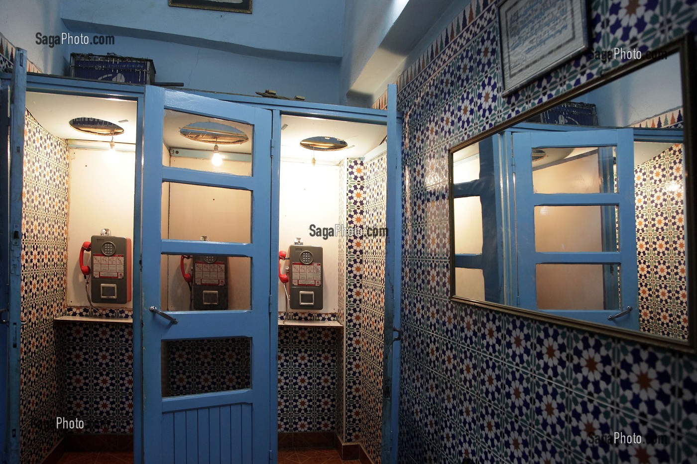 INTERIEUR D'UNE TELEBOUTIQUE (TELEPHONE PUBLIC), MARRAKECH, MAROC 