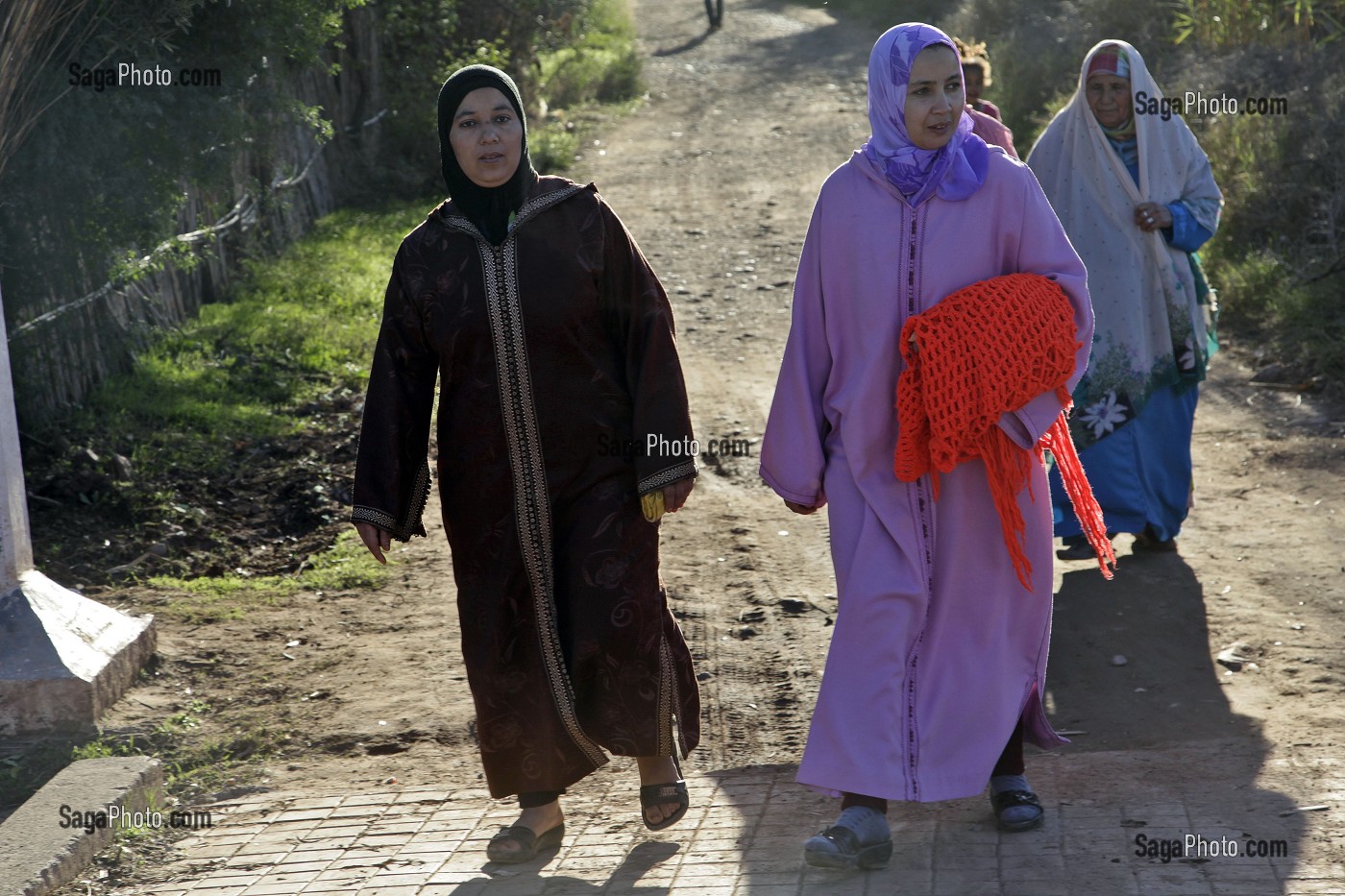 FEMMES BERBERES EN DJELLABA (JILBAB), TAHANAOUTE, MAROC 
