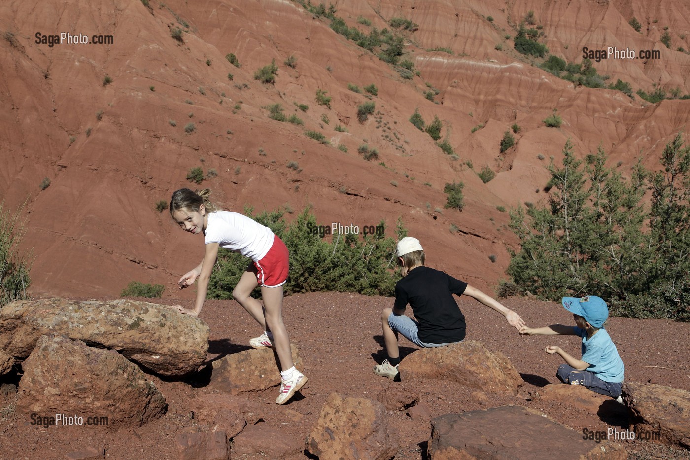 RANDONNEE, COLLINES EN TERRE ROUGE, AL HAOUZ, MAROC 