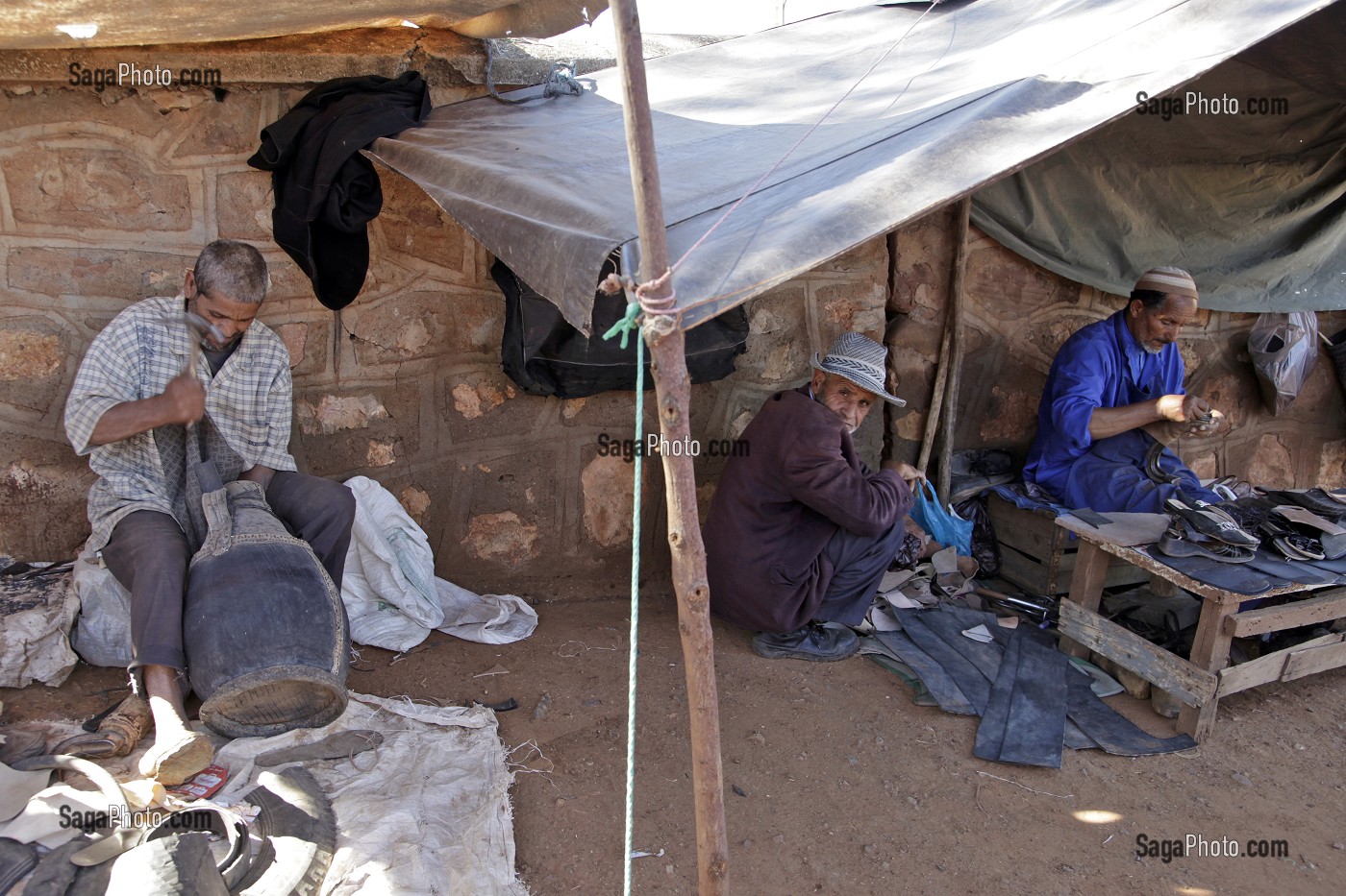 CORDONNIER ET TRAVAIL DU CUIR SUR LE SOUK, MARCHE BERBERE DE TAHANAOUTE, AL HAOUZ, MAROC 