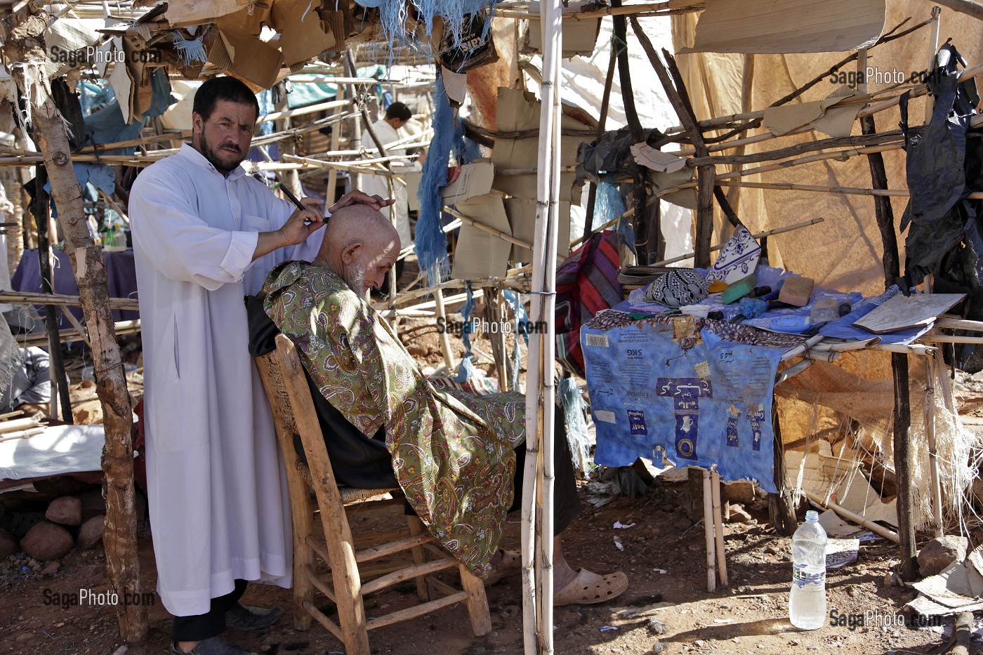 COIFFEUR DANS LE SOUK, MARCHE BERBERE DE TAHANAOUTE, AL HAOUZ, MAROC 