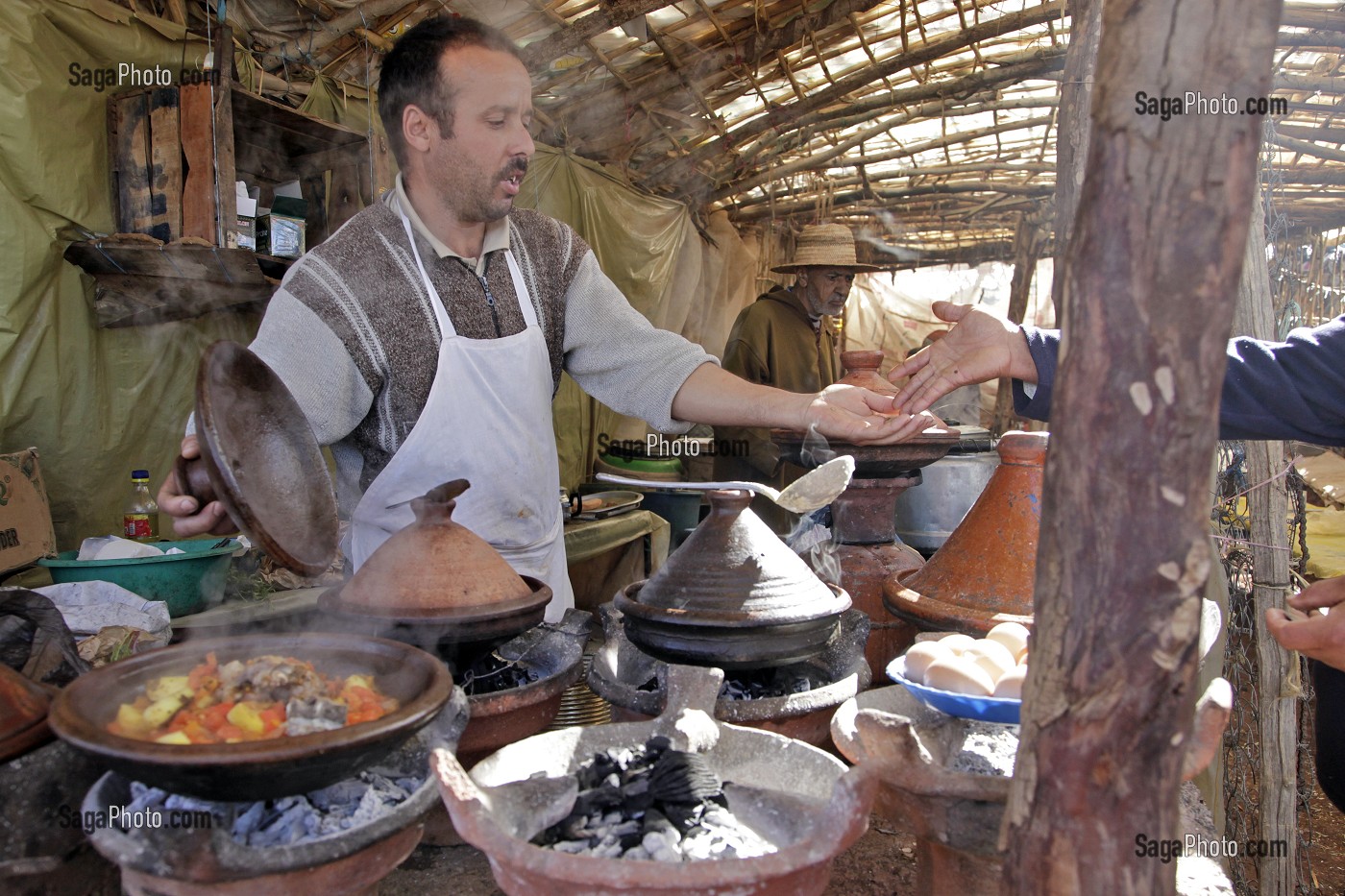 RESTAURANT DE TAJINES SUR LE SOUK, MARCHE BERBERE DE TAHANAOUTE, AL HAOUZ, MAROC 