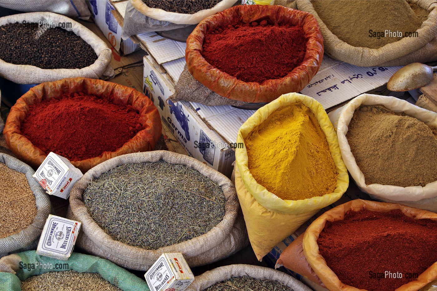 ETALAGE D'EPICES COLOREES SUR LE MARCHE BERBERE DE TAHANAOUTE, AL HAOUZ, MAROC 