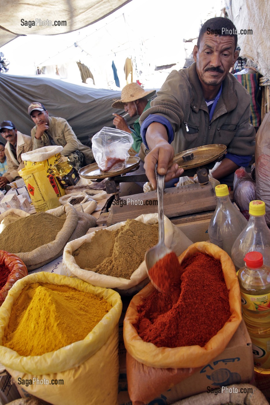 MARCHAND D'EPICES COLOREES, MARCHE BERBERE DE TAHANAOUTE, AL HAOUZ, MAROC 