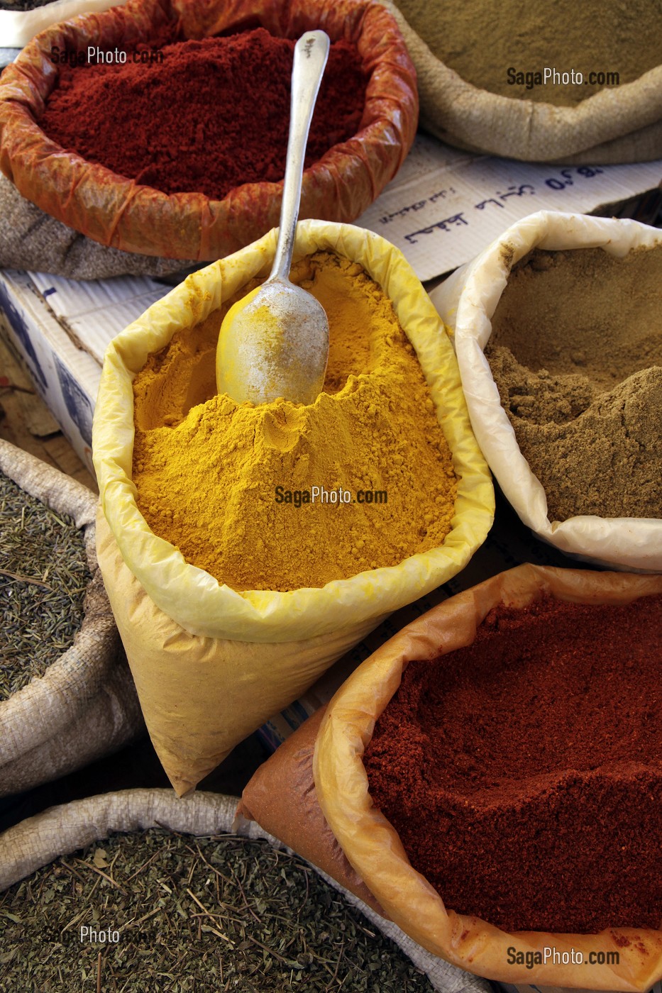 MARCHAND D'EPICES COLOREES, MARCHE BERBERE DE TAHANAOUTE, AL HAOUZ, MAROC 