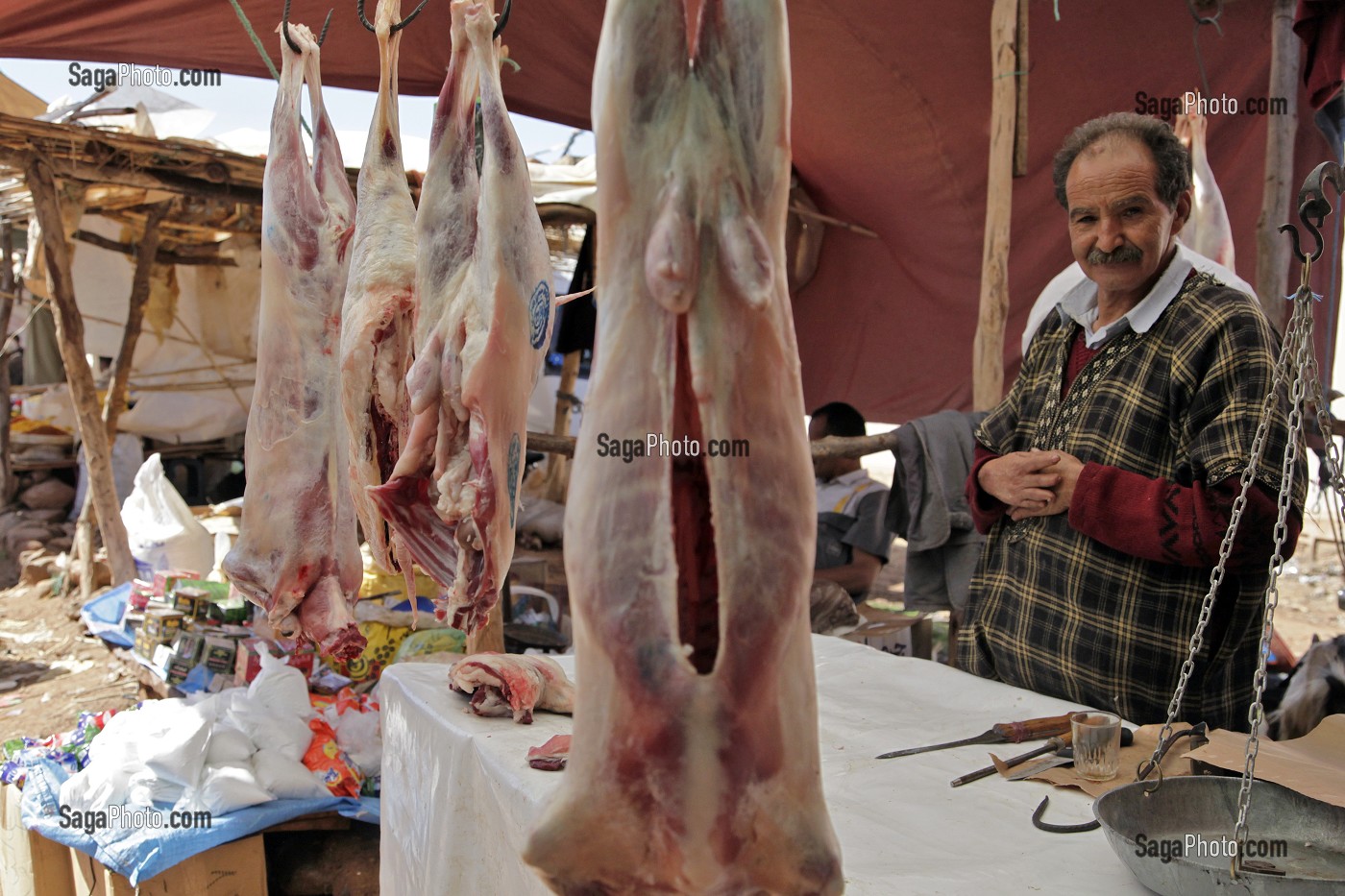 ETALAGE DE VIANDES HALAL (CACHERES), BOUCHER DU SOUK, MARCHE BERBERE DE TAHANAOUTE, AL HAOUZ, MAROC 