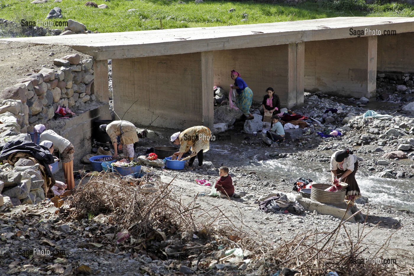 FEMMES LAVANT LE LINGE DANS LA RIVIERE, HAUT-ATLAS, MAROC 