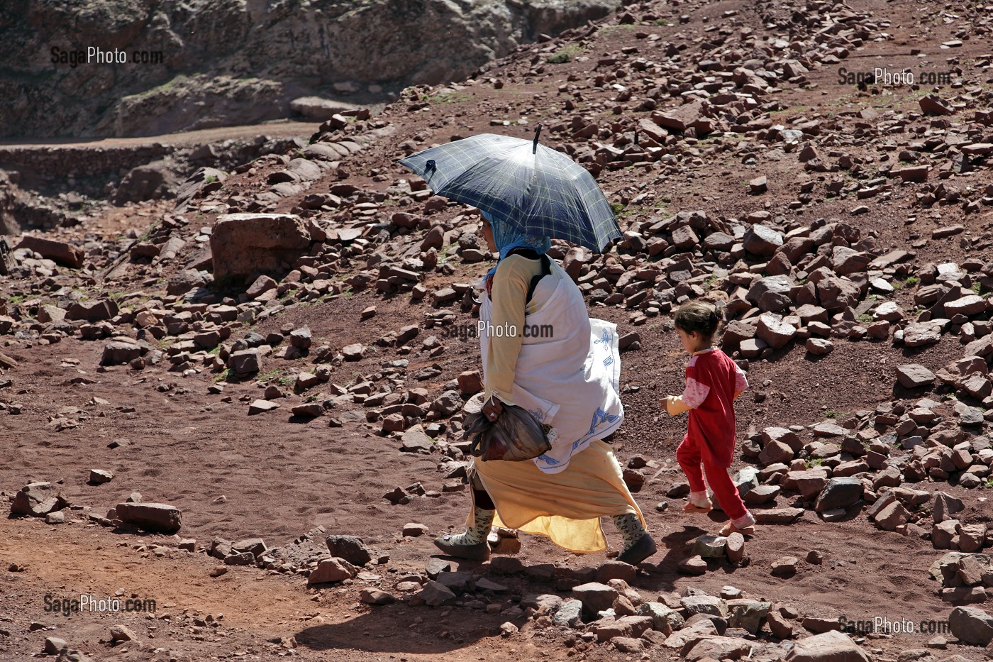 FEMME BERBERE ET SON ENFANT AU DESSUS DE LA VALLEE DE L'ASSIF (RIVIERE) N'LIMENANE, MONTAGNE DU PARC NATIONAL DU TOUBKAL, HAUT-ATLAS, MAROC 