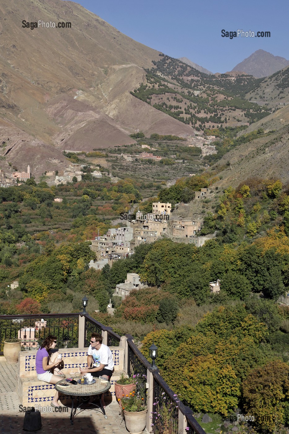 PANORAMA SUR LE VILLAGE BERBERE DE IMLIL ET LES MONTAGNES DU PARC NATIONAL DU TOUBKAL DEPUIS LA TERRASSE DE LA KASBAH DU TOUBKAL, HAUT-ATLAS, MAROC 