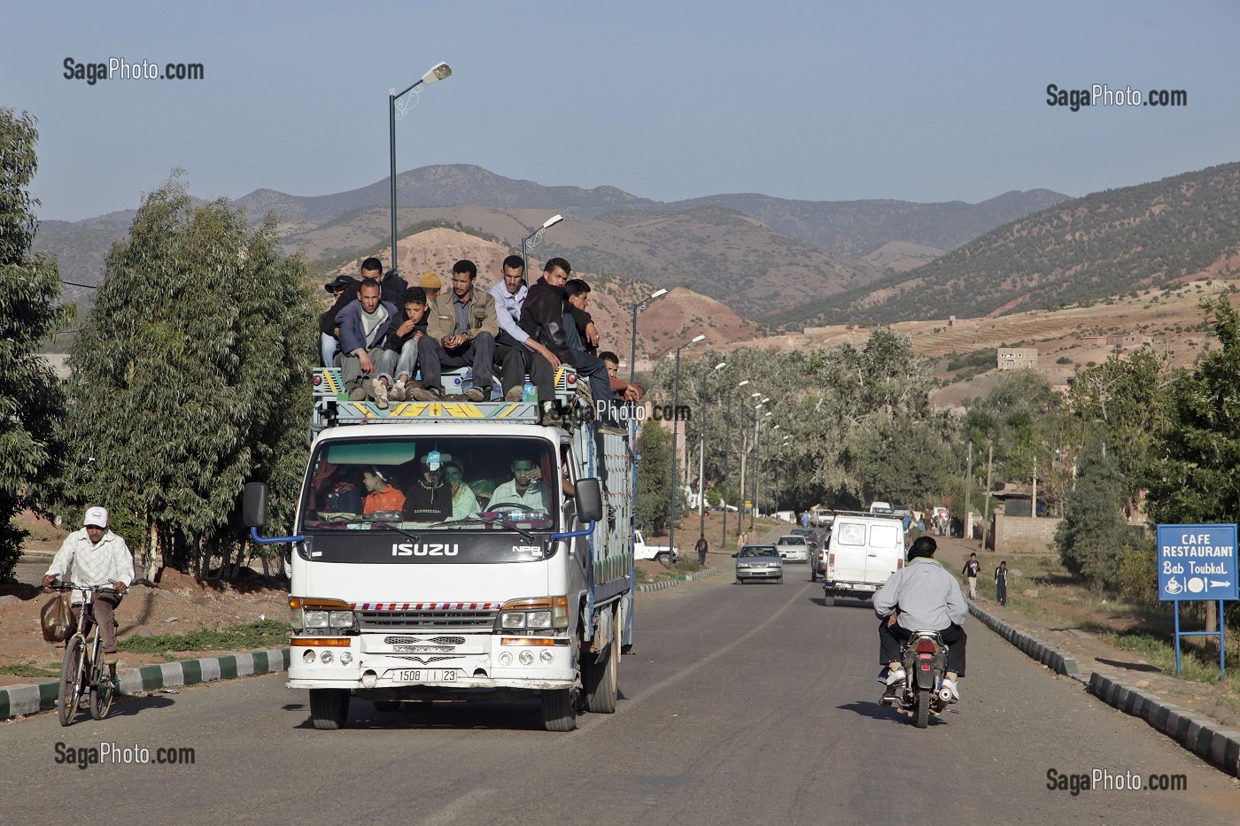 CAMION SURCHARGE DE PASSAGERS, HAUT-ATLAS, MAROC 