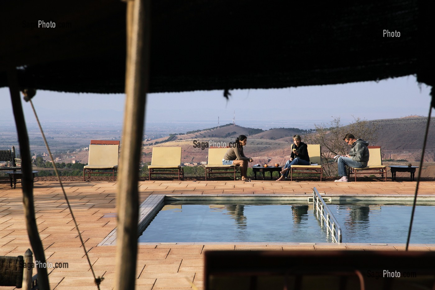 VACANCIERS AU BORD DE LA PISCINE DES ECO-LODGES, DOMAINE DE TERRES D’AMANAR, TAHANAOUTE, AL HAOUZ, MAROC 