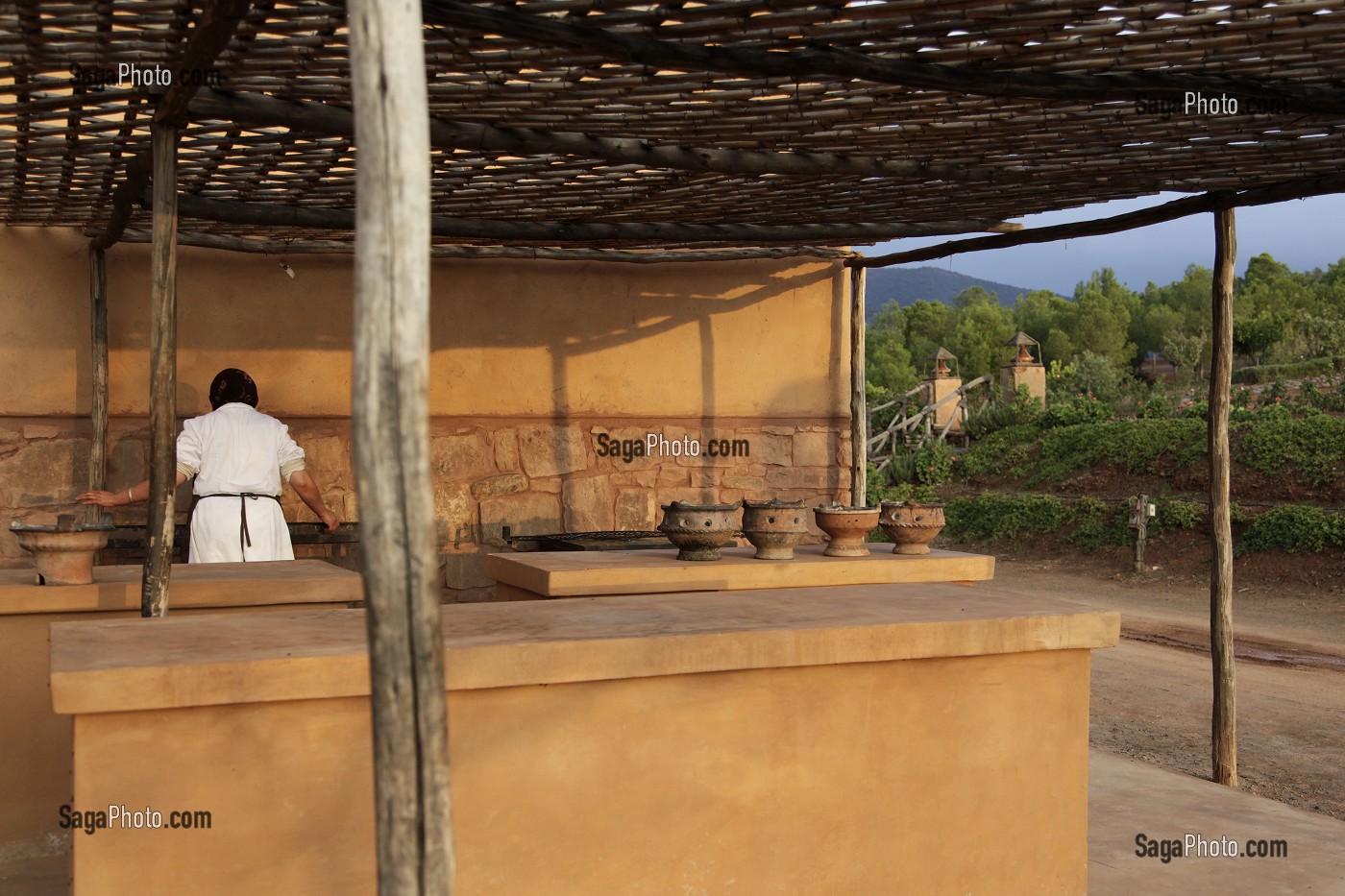 LA CUISINE BERBERE POUR LES TAJINES, DOMAINE DE TERRES D’AMANAR, TAHANAOUTE, AL HAOUZ, MAROC 