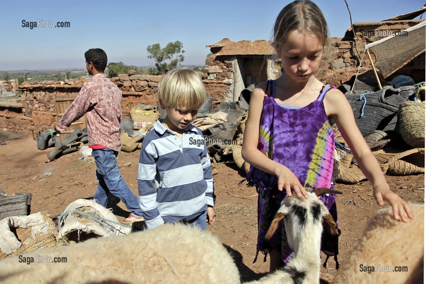 ENFANTS EUROPEENS, MARCHE BERBERE DE TAHANAOUTE, MAROC 
