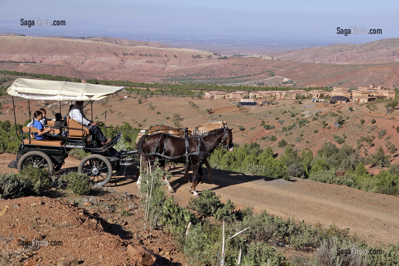 PROMENADE EN CALECHE, DOMAINE DE TERRES D’AMANAR, TAHANAOUTE, AL HAOUZ, MAROC 