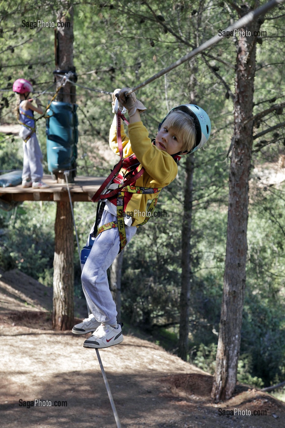 ENFANT SUR UN CABLE, ACCRO-PARK (PARC ACCROBRANCHE DANS LES ARBRES), DOMAINE DE TERRES D’AMANAR, TAHANAOUTE, AL HAOUZ, MAROC 