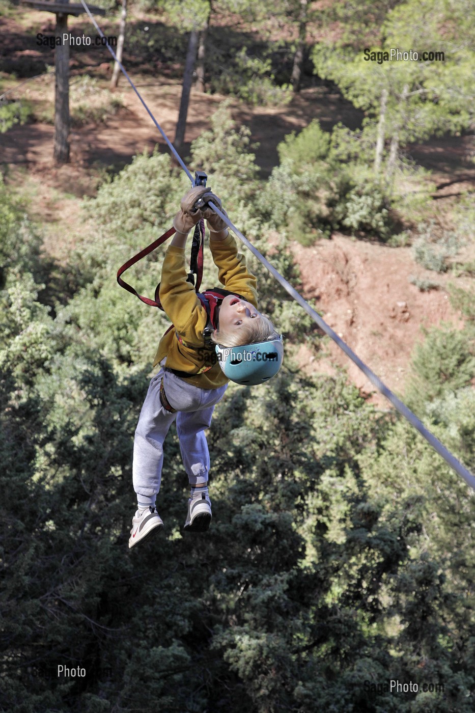 ENFANT SUR UNE TYROLIENNE, ACCRO-PARK (PARC ACCROBRANCHE DANS LES ARBRES), DOMAINE DE TERRES D’AMANAR, TAHANAOUTE, AL HAOUZ, MAROC 