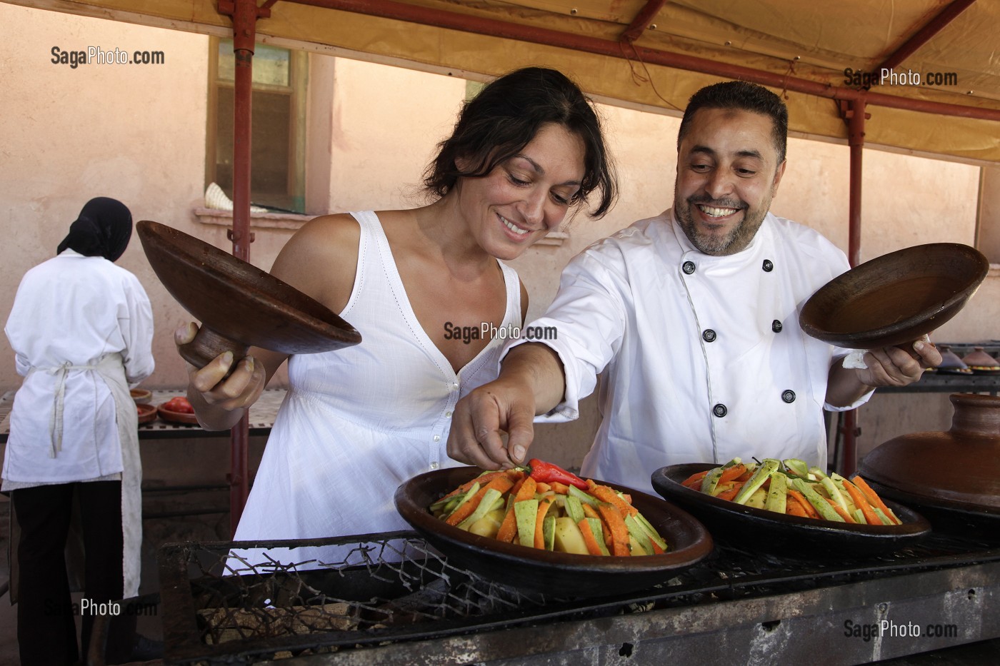 DECOUVERTE DE LA CULTURE LOCALE. PREPARATION DU TAJINE, COURS DE CUISINE TRADITIONNELLE MAROCAINE AVEC LES FEMMES BERBERES, ACTIVITE DU DOMAINE DE TERRES D’AMANAR, TAHANAOUTE, AL HAOUZ, MAROC 