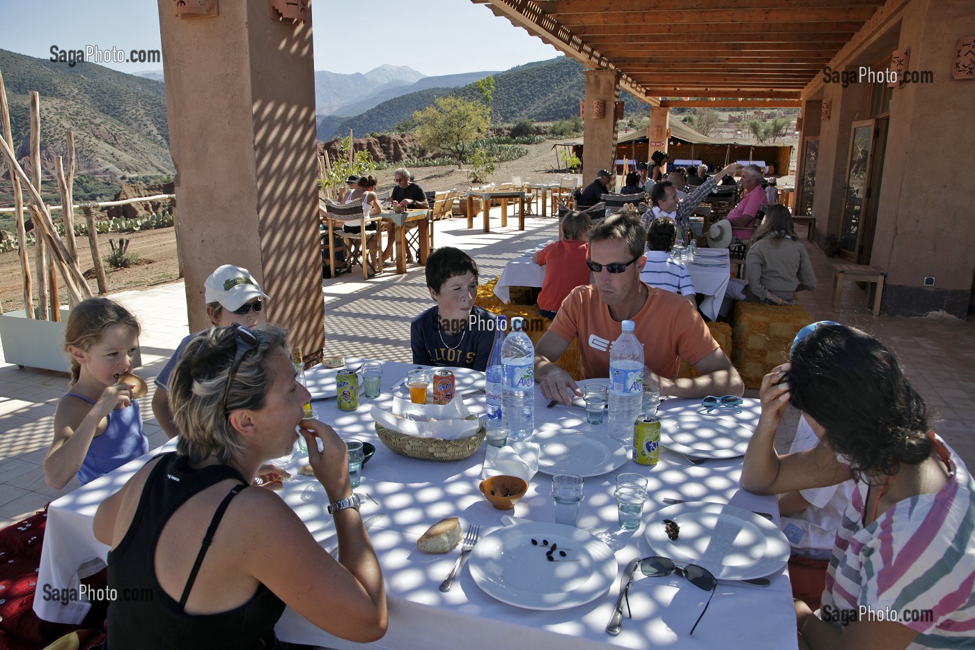 REPAS SUR LA TERRASSE PANORAMIQUE DU RESTAURANT DES TENTES LODGES, DOMAINE DE TERRES D’AMANAR, TAHANAOUTE, AL HAOUZ, MAROC 