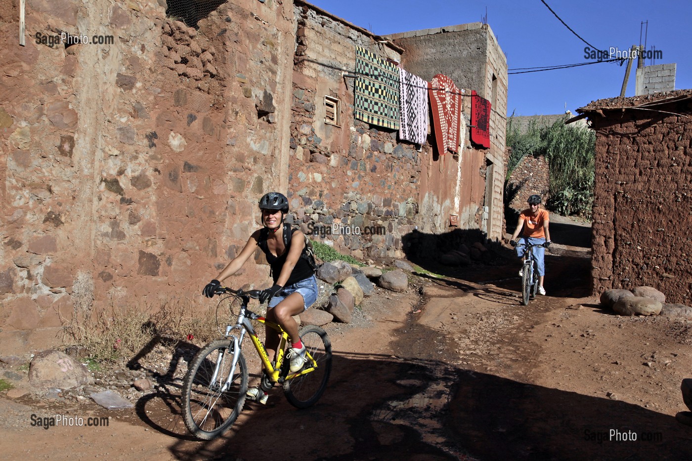RANDONNEE A VTT DANS LE VILLAGE BERBERE DE TAHANAOUTE, ACTIVITE SPORTIVE DU DOMAINE DE TERRES D'AMANAR, AL HAOUZ, MAROC 