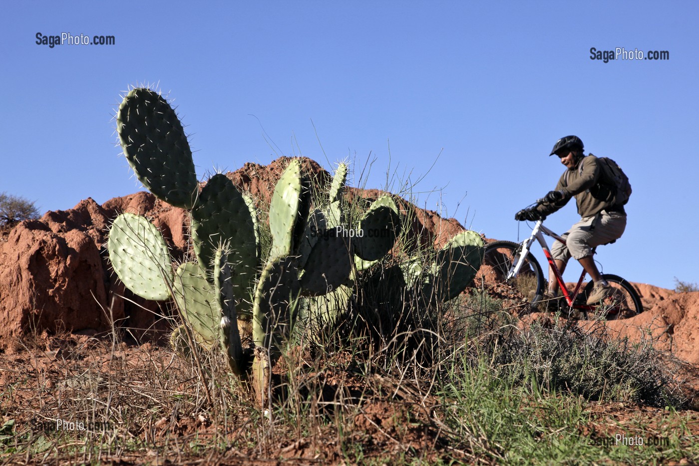 GUIDE MAROCAIN ANIMANT UNE RANDONNEE A VTT AUTOUR DU VILLAGE BERBERE DE TAHANAOUTE, ACTIVITE SPORTIVE DU DOMAINE DE TERRES D'AMANAR, AL HAOUZ, MAROC 